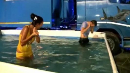 Mitea si Tonciu, luati cu forta din pat in toiul noptii si aruncati in piscina | Serviti Va Rog