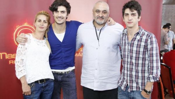 <br />
	"MasterChef" isi alege noii concurenti. Romanii s-au imbulzit la preselectii<br />
