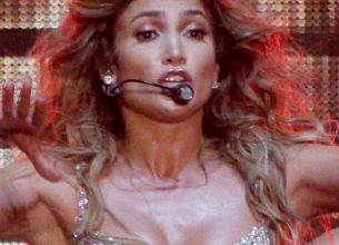 Oops, sutienul e prea mic: Jennifer Lopez a facut fericiti milioane de barbati. Cele mai stanjenitoare aparitii ale vedetelor. GALERIE FOTO
