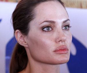 Angelina Jolie, departe de femeia fatala de altadata: picioare scheletice, maini extrem de subtiri cu venele umflate. FOTO