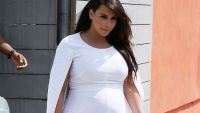 Kim Kardashian si-a strecurat picioarele umflate intr-o pereche de sandale prea mici. Vedeta nu renunta la incaltarile incomode nici in a saptea luna de sarcina