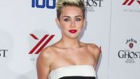 Miley Cyrus se va infuria cand va vedea aceste imagini. Cum s-a facut de ras, fara sa stie, chiar in ziua in care a primit titlul de cea mai sexy femeie