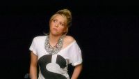 Shakira, intr-o pozitie in care putini oameni pot sa stea. Cantareata isi arata abilitatile de contorsionista