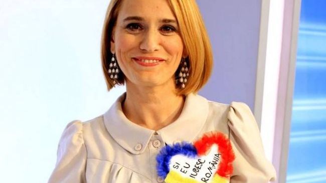Andreea Esca, bruneta. Prezentatoarea Stirilor ProTV a uimit cu aceasta culoare. Iti place? FOTO