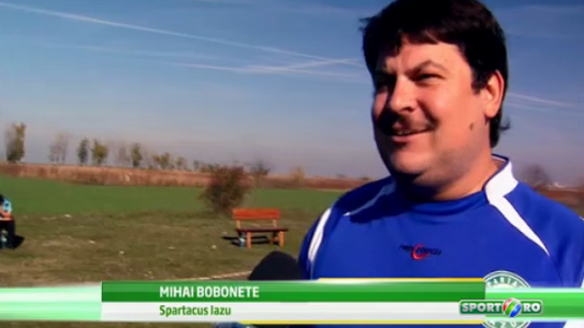 Momente geniale pe teren in Romania. Arbitrii vin cu muzica data la maximum la teren, alcoolul e peste tot in tribune :) | Las Fierbinti
