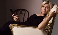 FOTO / Sharapova "incinge" telefonul in ultima reclama!
