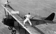 FOTO: Sporturi extreme din 1920! Tenis pe un avion, box pe fundul lacului si curse de masini trase de caini