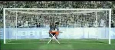 VIDEO! Culmea GAFELOR in fotbal! Cel mai amuzant portar... intr-un spot publicitar :)