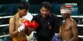 VIDEO&nbsp;/ INCREDIBIL&nbsp;- E orb din nastere si face box thailandez cu adversari legati la ochi!