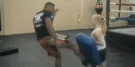 VIDEO:&nbsp;N-are mila de nimeni - Alistair Overeem a daramat o fetita cu o lovitura de picior!