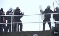Politistii, fugariti si umiliti de huligani pe un stadion din Polonia!&nbsp;VIDEO&nbsp;