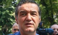 "Unul din fundasii pe care ii luam e o forta a naturii, are o viteza ca Banel si dribleaza ca Maradona!" :)