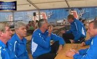 VIDEO / Nationala legendelor s-a intalnit cu fanii la Iasi! Au respectat ritualul de acum 30 de ani: