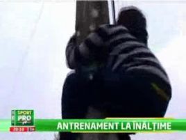 VIDEO: Ce nebunie - un roman se antreneaza pe stalpi pentru a-l bate pe Oncescu!