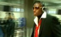 Ce chin! N'Doye, fortat sa se imbrace la costum la plecarea spre Atena!