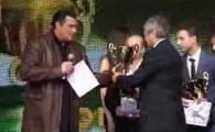 VIDEO / Lucescu, premiat de Steven Seagal: "Maestrul merita toate aplauzele, din toate infrangerile a iesit invingator!"