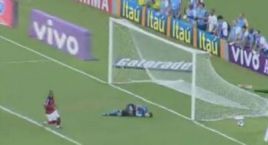 VIDEO Golgheterul Adriano a lovit din nou in Brazilia! Vezi ultimul sau gol!