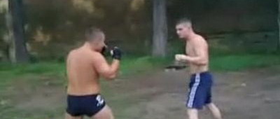 Socant! Romanii se bat la iarba verde ca la Local Kombat!