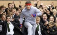 "Guralivul" Mayweather senior il antreneaza pe Hatton in SUPER GALA Hit Man vs. Pac Man! 