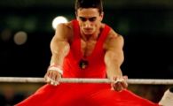 Gimnastii premiati la Olimpiada cu... gandaci si viermi crocanti :)