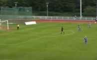 
	VIDEO! Cel mai comic autogol vazut vreodata! A marcat cu capul de la 25 de metri, dupa ce a primit un sut in frunte :)
