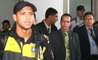 
	Melo a fost BLESTEMAT la aterizarea in Brazilia! A fugit din aeroport ascuns intr-o DUBA!
