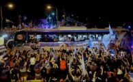 
	VIDEO "Pentru noi sunteti castigatori!" Isterie la revenirea Argentinei! Maradona, tratat ca un erou!
