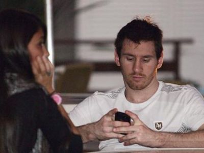 thumb_foto-leo-messi-se-iubeste-cu-iubita-sa-antonella-pe-plajele-din-rio-de-janeiro.jpg