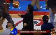 
	VIDEO! S-a nascut sa joace fotbal! Maradona a facut show la un meci de baschet... vezi cum a jonglat cu mingea :)
