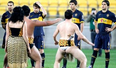 
	Imaginea zilei! Fotbal in fundul gol? Ce te asteapta cand joci un meci amical in Noua Zeelanda :))
