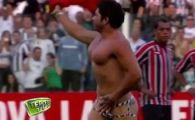 
	SENZATIONAL! In chiloti tanga si cu sanii la vedere! Un travestit a patruns pe teren la meciul lui Santos! :))
