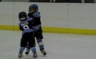 
	VIDEO! Cea mai tare bataie din hockey EVER... intrerupta de mama unui jucator :))
