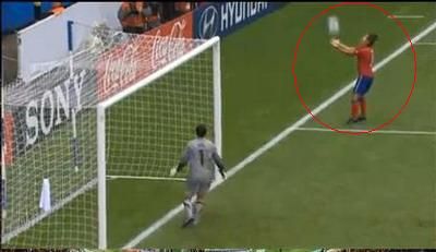 
	Cel mai EVIDENT penalty din ISTORIE: a prins mingea in maini! VIDEO
