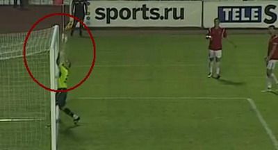 
	Mingea care a 'ORBIT' portarul! Vezi cel mai ciudat gol al anului!

