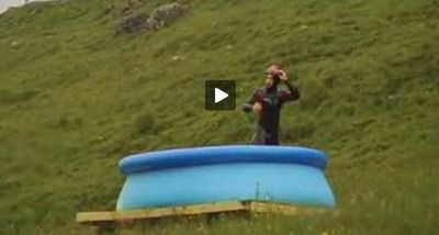 
	VIDEO Trucaj sau nu? Vezi cea mai nebuna saritura in piscina!
