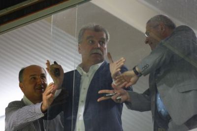 
	"De ce se vorbeste atat de mult despre Steaua, o echipa care de doi ani de zile se face de ras!"
