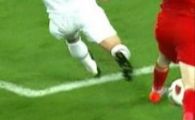 
	INCREDIBIL! Arbitrul stia ca jucatorul Turciei NU a fost faultat si tot a dat penalty cu Romania! Cum a fost explicata faza!
