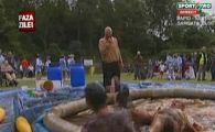
	FAZA ZILEI / Cum se bat bucatarii din Anglia: In sos de friptura! :))

