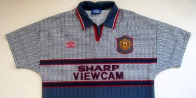 
	FOTO: O noua forma de protest anti-Glazer! Fanii lui United vor purta tricouri vechi pe Old Trafford
