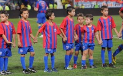 
	Piturca a adus modelul Steaua la Craiova: vezi cat ii costa pe pusti sa-i tina de mana pe Dorel Stoica sau pe Florin Costea!
