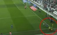 
	VIDEO ASTA e cel mai DEVOTAT arbitru din lume! Vezi cum a atacat un steward pentru o minge!
