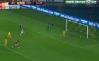 
	VIDEO! Putea fi RATAREA SERII in Europa League! O balta era sa opreasca mingea care se ducea in poarta!
