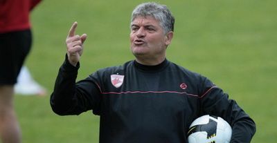 Cele mai violente imagini cu Andone la un meci cu Steaua! L-a scuipat pe Belodedici si a facut gesturi obscene catre Ceausescu! VIDEO
Cele mai violente imagini cu Andone la un meci cu Steaua! L-a scuipat pe Belodedici si a facut gesturi obscene catre Ceausescu! VIDEO