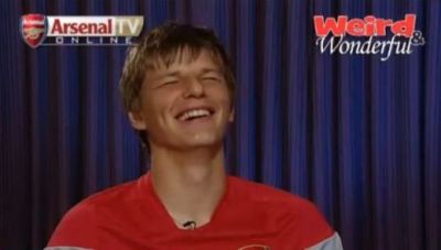 
	Vrea sa-l vada pe Mos Craciun, mananca de pe jos si ii place sa omoare paianjeni! Cel mai nebun interviu cu Arshavin :)) VIDEO
