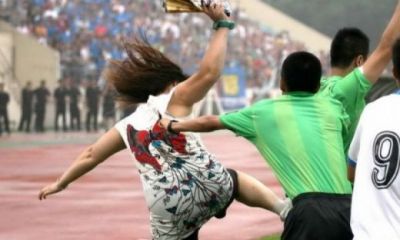 
	Imagini INCREDIBILE din China! O femeie isterica a luat la bataie un arbitru cu picioarele si punga de sticks :))

