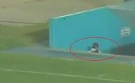 
	VIDEO Incredibil: Un jucator a aterizat in tunelul de la vestiare, dupa un duel cu adversarul sau :))
