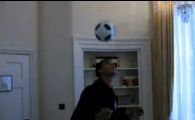
	VIDEO E mai tare ca Ronaldinho? Vezi cat tine Chamakh de la Arsenal mingea pe CAP!

