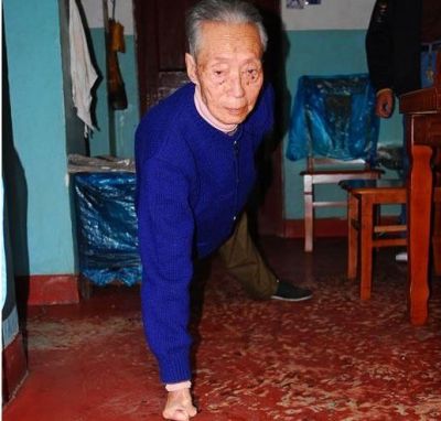 Cel mai puternic PENSIONAR: are 102 ani si face flotari intr-o mana!