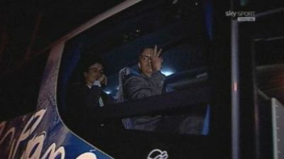 
	FOTO: CE SEMN le-a aratat Mourinho fanilor lui Milan inainte de meci: aroganta maxima!
