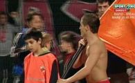 
	VIDEO! Torje s-a dezlantuit la finalul meciului cu Craiova! S-a dezbracat, a luat steagul cu Haldan si a inceput sa alerge cu fanii!
